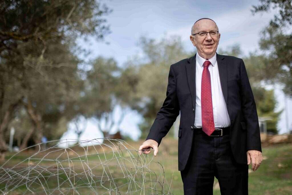 אולי היחיד שלא מביא סקופים. קצובר. | יונתן זינדל - פלאש 9 אולי היחיד שלא מביא סקופים. קצובר. | יונתן זינדל - פלאש 9