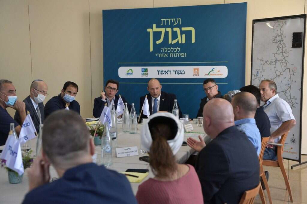 רה"מ בנט ומנכ"ל משרדו יאיר פינס (משמאלו) עם ראשי הרשויות בוועידת הגולן של מקור ראשון | קובי גדעון, לע"מ