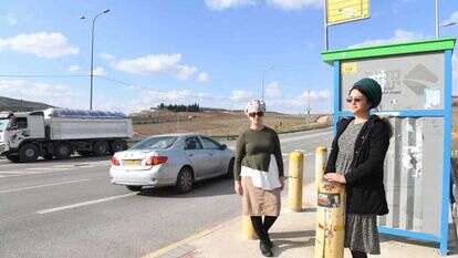 אוראל גורפינקל (מימין) ורבקה מדמוני בצומת שילה. | יוסי זליגר אוראל גורפינקל (מימין) ורבקה מדמוני בצומת שילה. | יוסי זליגר