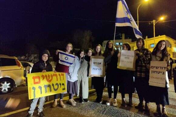 ההפגנה ליד בסיס 773. | תושבי בנימין ההפגנה ליד בסיס 773. | תושבי בנימין