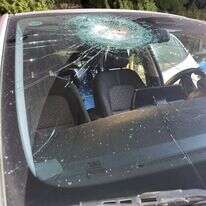 רכב שנפגע מאבנים. אילוסטרציה