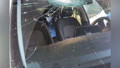 רכב שנפגע מאבנים. אילוסטרציה