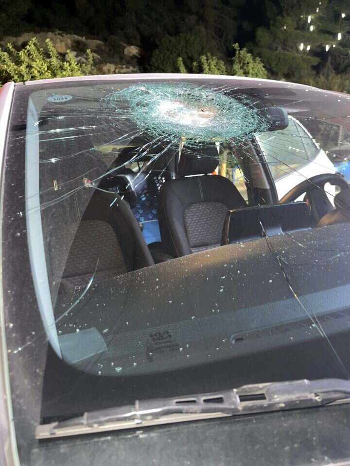 רכב שנפגע מאבנים. אילוסטרציה רכב שנפגע מאבנים. אילוסטרציה