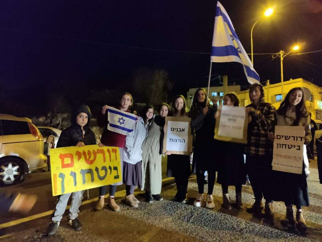 ההפגנה ליד בסיס 773. | תושבי בנימין ההפגנה ליד בסיס 773. | תושבי בנימין