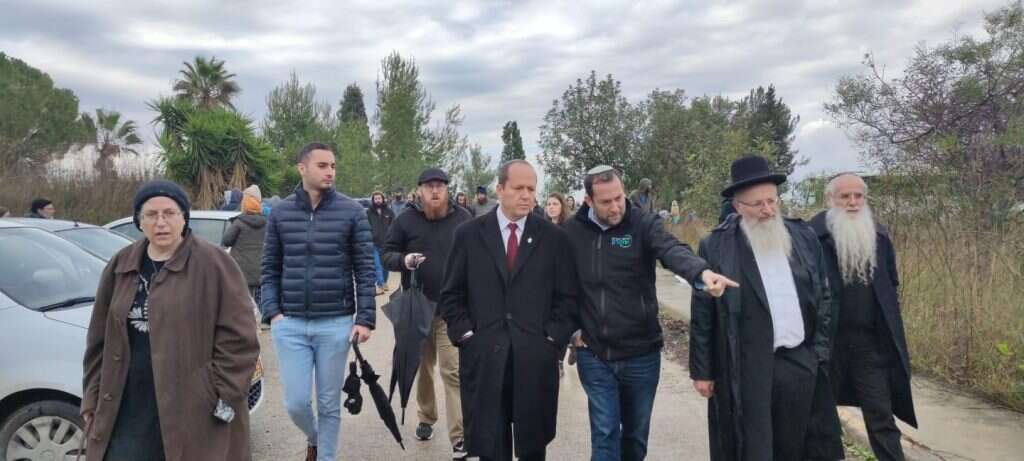 הרב שמואל אליהו, חברי הכנסת ניר ברקת ואורית סטרוק צועדים לחומש למסע הלוויה של יהודה דימנטמן ז"ל