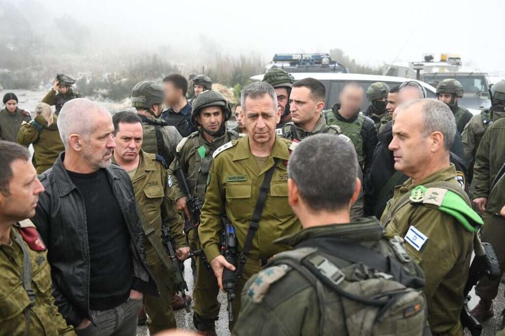הרמטכ"ל כוכבי במקום הפיגוע. נמשך המצוד אחר המחבלים. | דובר צה"ל הרמטכ"ל כוכבי במקום הפיגוע. נמשך המצוד אחר המחבלים. | דובר צה"ל