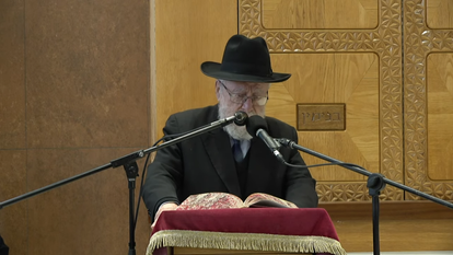 הרב דב ליאור בהלווייתו של הרב אליעזר ולדמן. | מסך מיוטיוב