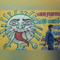 ציור קיר שמעלה מודעות לקורונה בהודו. | AFP