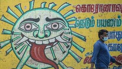 ציור קיר שמעלה מודעות לקורונה בהודו. | AFP