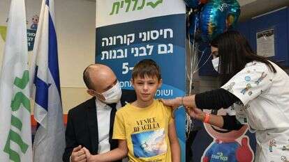 דוד בנט, בנו של ראש הממשלה, מתחסן מפני הקורונה בחודש שעבר | עמוס בן־גרשום, לע"מ