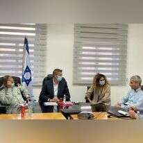 מנכ"לית משרד התקשורת לירן אבישר בן חורין, אמיר לוי מנכ"ל IBC אנלימיטד, שר התקשורת יועז הנדל וראש המנהל האזרחי תא"ל פארס עטילה. ללא קרדיט