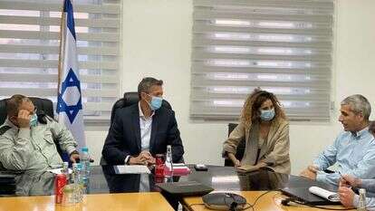 מנכ"לית משרד התקשורת לירן אבישר בן חורין, אמיר לוי מנכ"ל IBC אנלימיטד, שר התקשורת יועז הנדל וראש המנהל האזרחי תא"ל פארס עטילה. ללא קרדיט