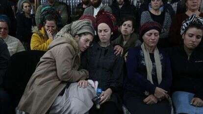 אתיה דימנטמן (במרכז). | EPA