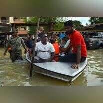 תושבים מלזיים מפונים מבתיהם בעקבות השטפונות במדינה. | AFP