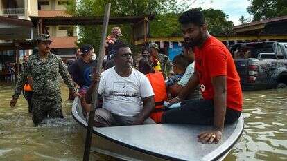תושבים מלזיים מפונים מבתיהם בעקבות השטפונות במדינה. | AFP