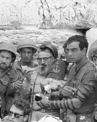 הרב גורן ביום שחרור ירושלים. | מיכה בר עם, במחנה באדיבות ארכיון צה"ל במשרד הביטחון