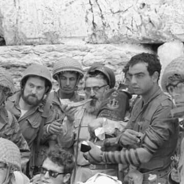 הרב גורן ביום שחרור ירושלים. | מיכה בר עם, במחנה באדיבות ארכיון צה"ל במשרד הביטחון
