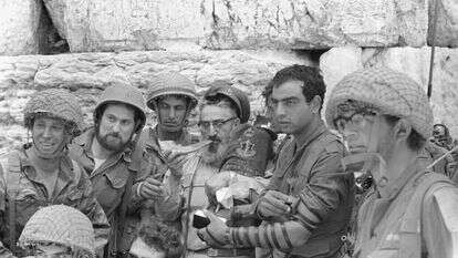 הרב גורן ביום שחרור ירושלים. | מיכה בר עם, במחנה באדיבות ארכיון צה"ל במשרד הביטחון