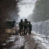 חיילי צבא פולין ליד גדר התיל בגבול. | EPA