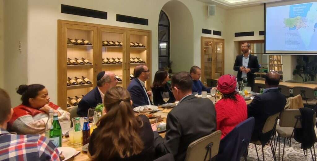 ישראל גנץ עם השגרירים. | מיכל גרסטלר