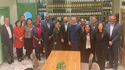 ישראל גנץ עם השגרירים. | מיכל גרסטלר