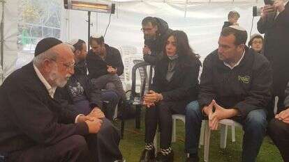 יוסי דגן וח"כ מירי רגב בביקור ניחומים אצל משפחת דימנטמן. | שירה איגל יוסי דגן וח"כ מירי רגב בביקור ניחומים אצל משפחת דימנטמן. | שירה איגל