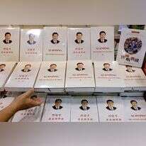 ספריו של נשיא סין שי ג'ינפינג עומדים למכירה. | רויטרס