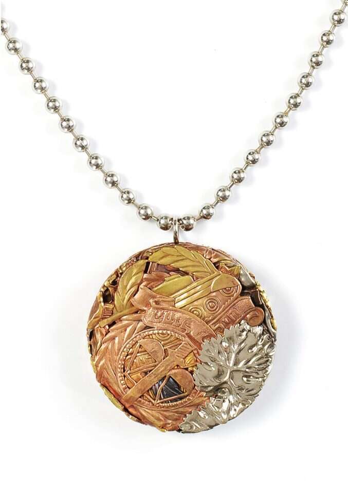 ענת גולן, מדליון כבישה, סמלי כומתה מן המוכן, שרשרת פלדת אל חלד, 2021. | שי בן־אפרים