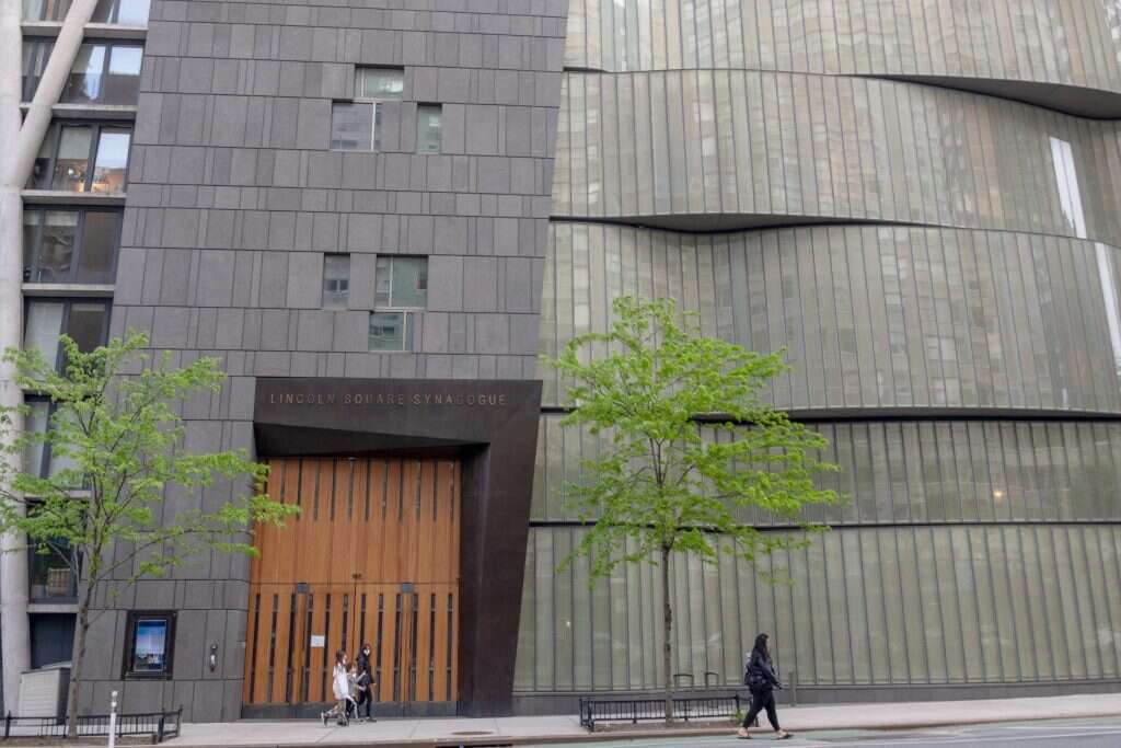 תרומות נדיבות. בית הכנסת לינקולן סקוור, ניו–יורק. | גטי אימג'ס