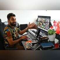 יזם הבלוקצ'יין ויגנש סנדרסן עם הקולאז' שרכש, "יומיום: 5,000 הימים הראשונים" של האמן ביפל. | AFP