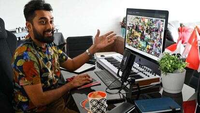 יזם הבלוקצ'יין ויגנש סנדרסן עם הקולאז' שרכש, "יומיום: 5,000 הימים הראשונים" של האמן ביפל. | AFP