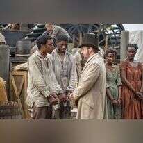 עבד שרצה לזכות בחירותו נאלץ להוכיח את יכולתו לקרוא שלושה פרקי תהילים בעברית. אילוסטרציה מתוך הסרט " 12 שנים של עבדות". | באדיבות yes