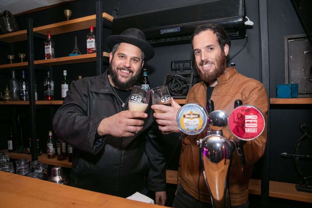 מגנט לאמנים. דור הרשקוביץ וישראל אלמקייס. | יוסי אלוני