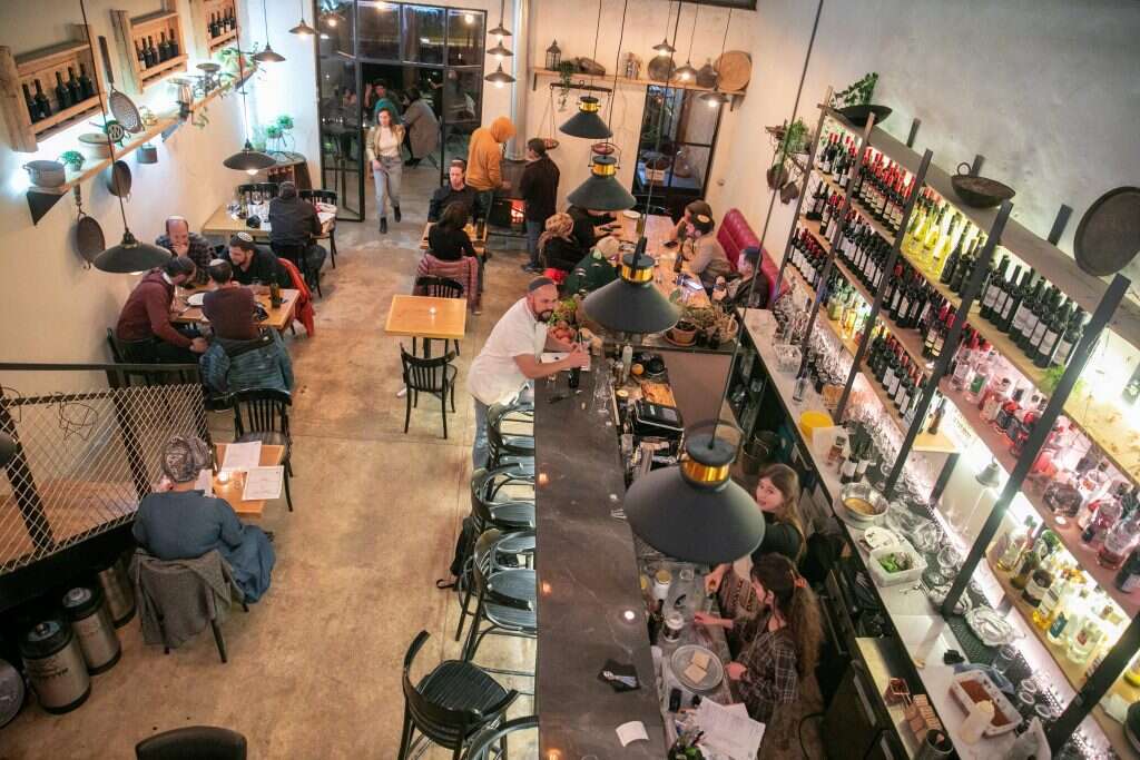 לחבב את האזור על אנשים. יהוידע ניזרי על הבר בגופנה. | יוסי אלוני