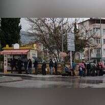 טורקים עומדים בתור לרכוש לחם במכולת. | AFP