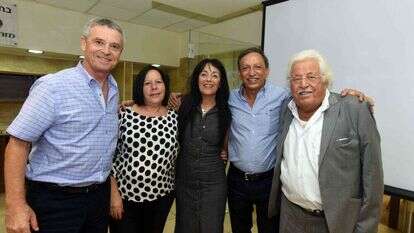 אביסרור |(מימין) עם הנהלת ארגון הקבלנים בנגב. | באדיבות ארגון הקבלנים בנגב