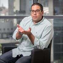 עמוס דבוש. | אייל טואג, הארץ