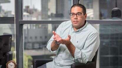 עמוס דבוש. | אייל טואג, הארץ