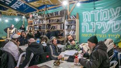 ישיבת חומש. | יוסי אלוני