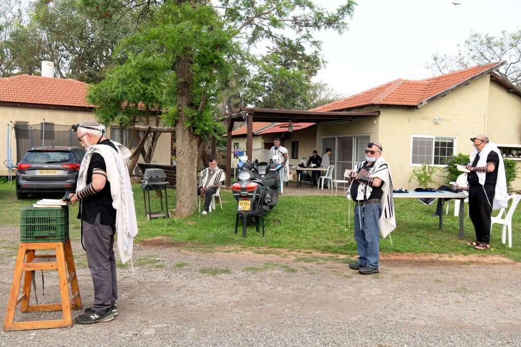 שינוי בהרגלי התפילה. מניין במושב צפרייה. | יוסי זליגר
