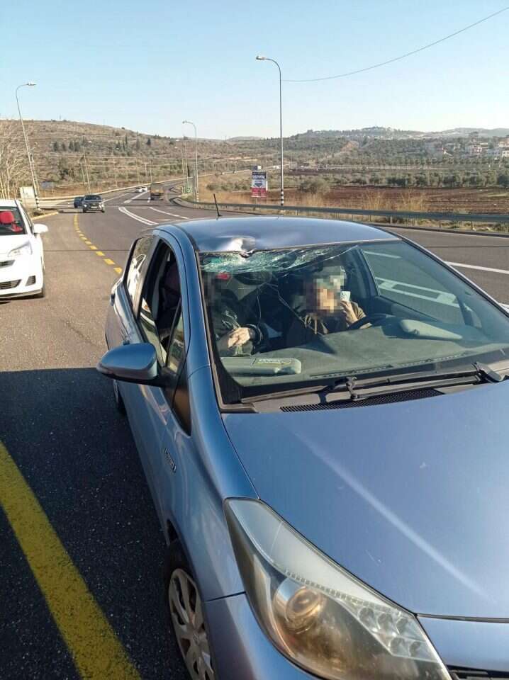 הרכב שנפגע מאבנים בכפר סינג'יל בבנימין