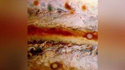 "הכתם האדום הגדול" אחת מהסערות הגדולות ביותר באטמוספירה של צדק. | תומאס תומופופולוס וקווין מ' גיל - נאס"א