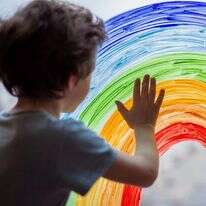 ילד מצייר | שאטרסטוק