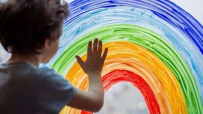 ילד מצייר | שאטרסטוק