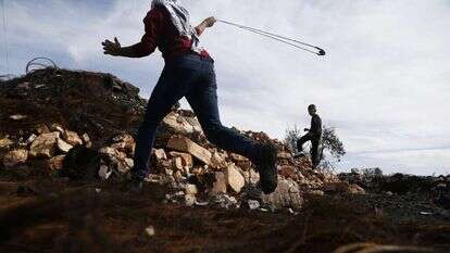 יידוי אבנים. | EPA