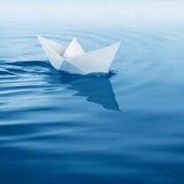 סירת נייר במים | שאטרסטוק