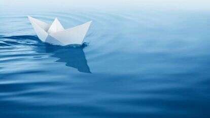 סירת נייר במים | שאטרסטוק