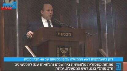 ראש הממשלה נואם מיציע המבודדים. | מסך: מתוך ערוץ כנסת