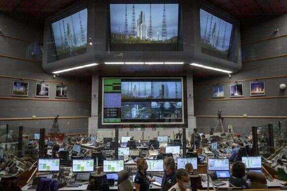 מתכוננים לשיגור בחדר הבקרה | EPA