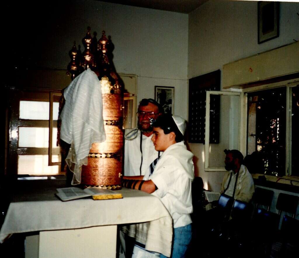 הרב מניטו בבר המצווה של נכדו איתי, 1990